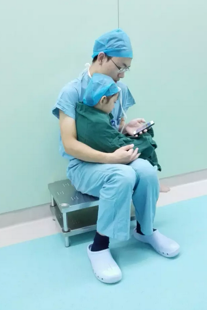 Photos of Doctor Soothing Toddler before Surgery Go Viral Online