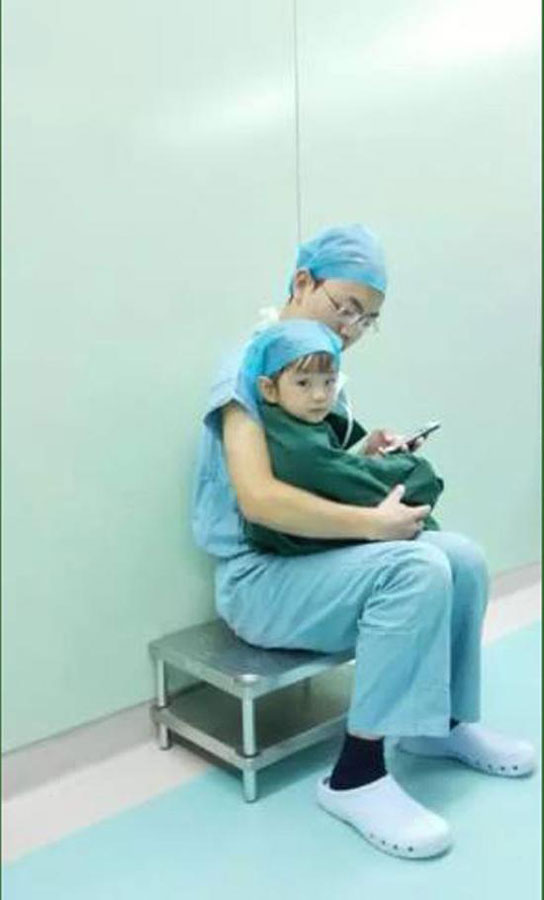 Photos of Doctor Soothing Toddler before Surgery Go Viral Online