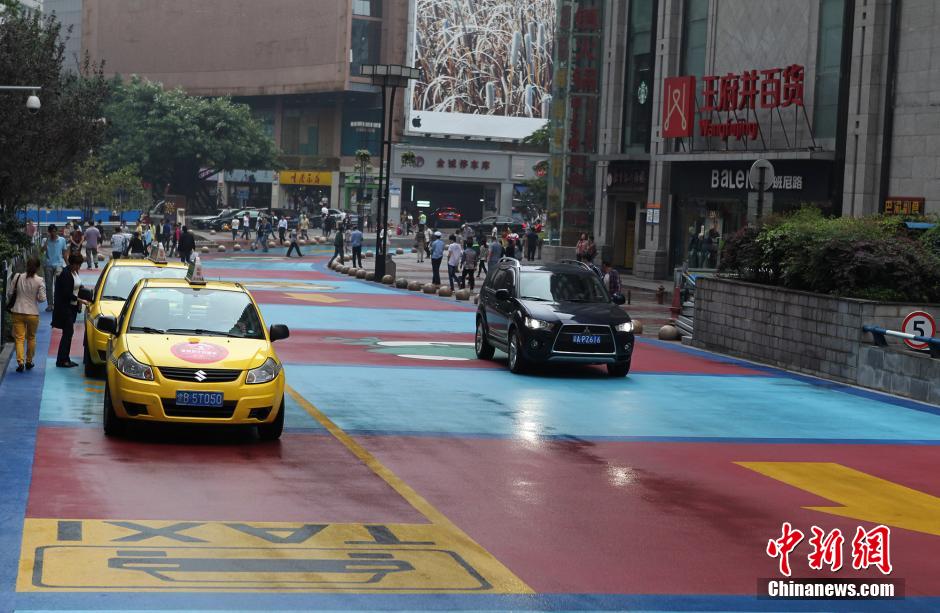 'Cartoon road' opens to traffic in Chongqing