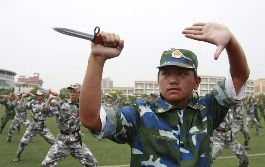 Freshmen take 'dagger exercises' in military training in Hangzhou