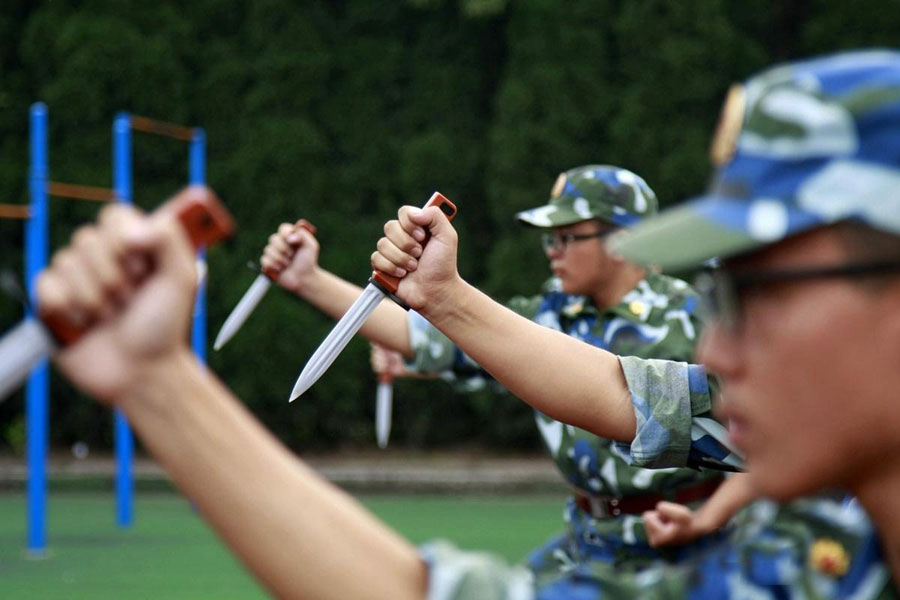 Freshmen take 'dagger exercises' in military training in Hangzhou