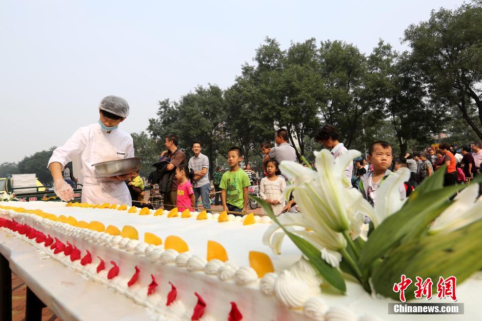 2,000 people share a 300kg cake in Anyang