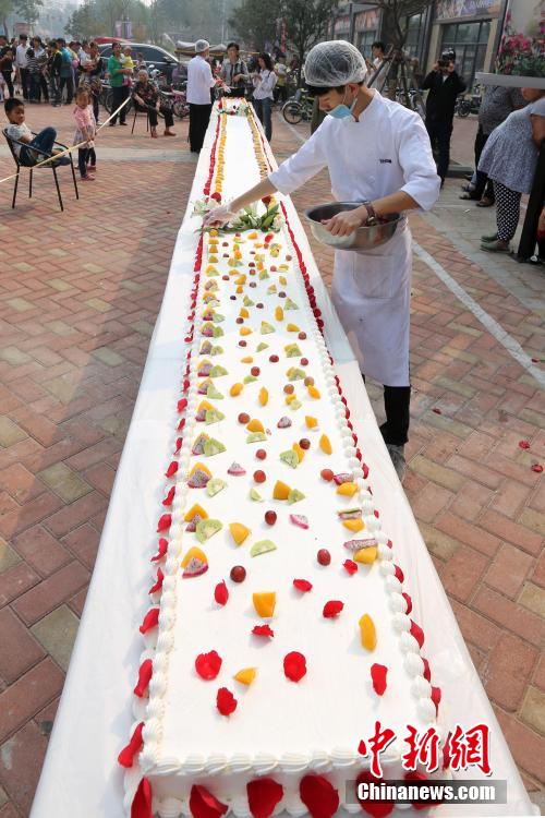 2,000 people share a 300kg cake in Anyang