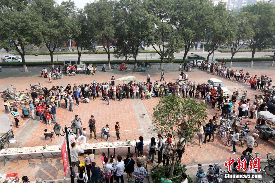 2,000 people share a 300kg cake in Anyang