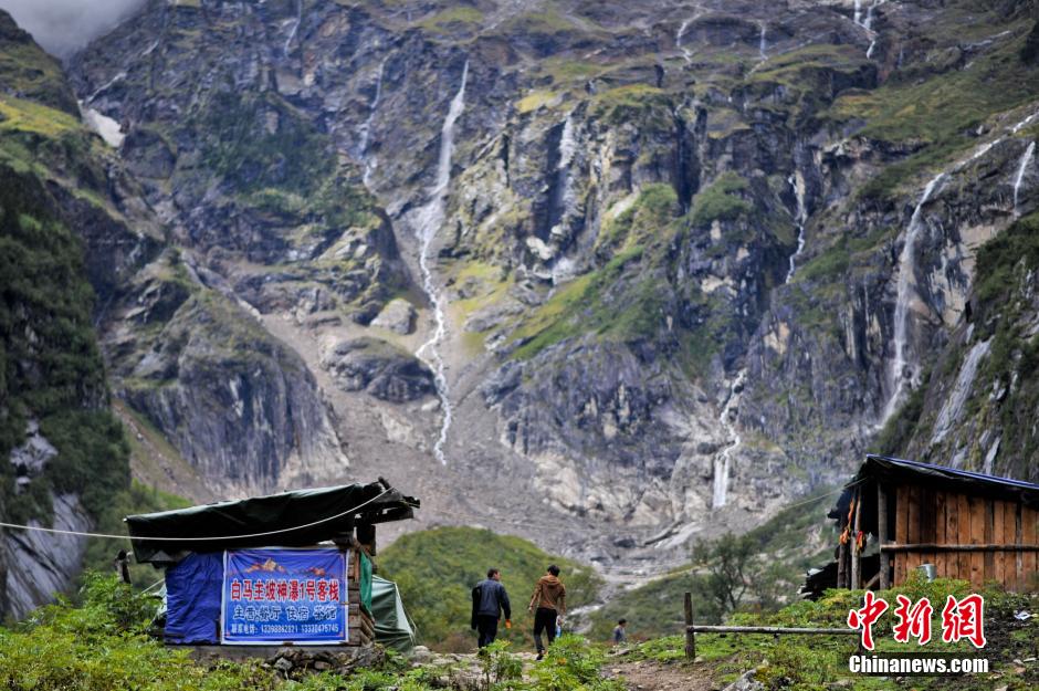 The road to the ‘Holy Waterfall’ of Mainri Snow Mountain