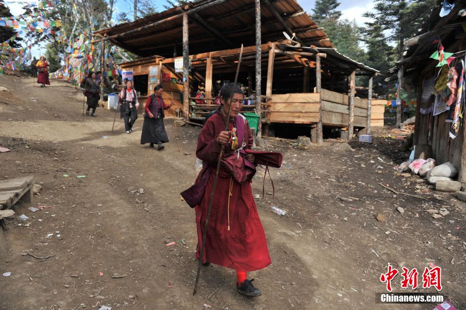 The road to the ‘Holy Waterfall’ of Mainri Snow Mountain