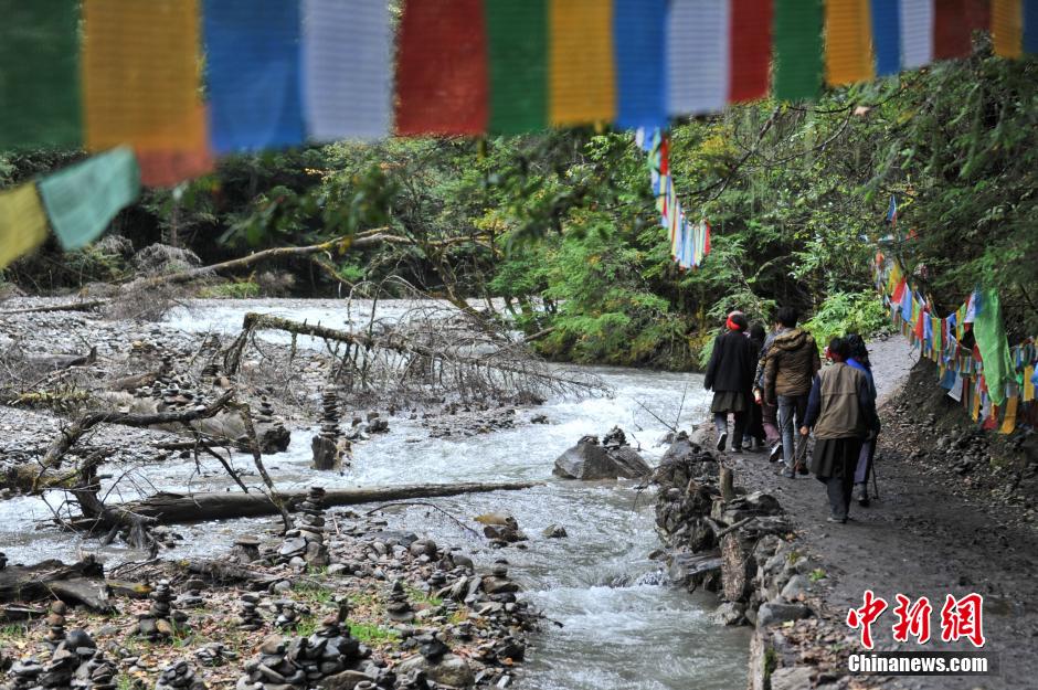 The road to the ‘Holy Waterfall’ of Mainri Snow Mountain