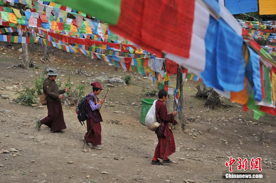 The road to the ‘Holy Waterfall’ of Mainri Snow Mountain