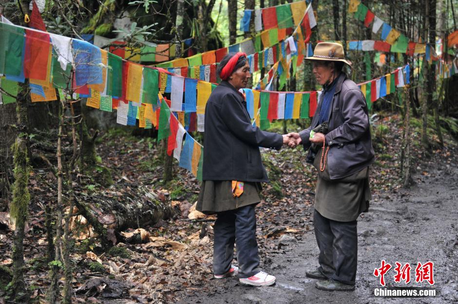 The road to the ‘Holy Waterfall’ of Mainri Snow Mountain