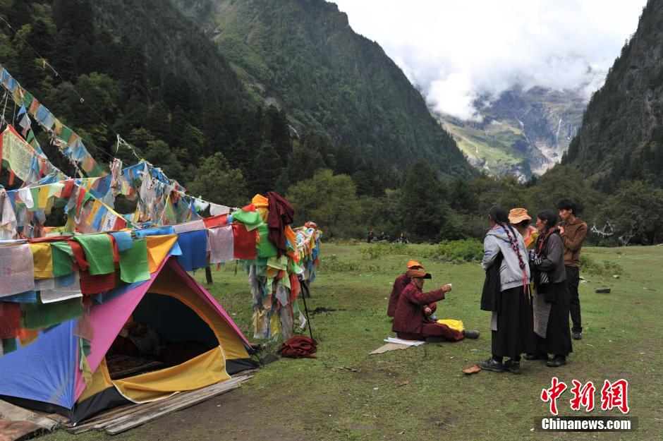The road to the ‘Holy Waterfall’ of Mainri Snow Mountain