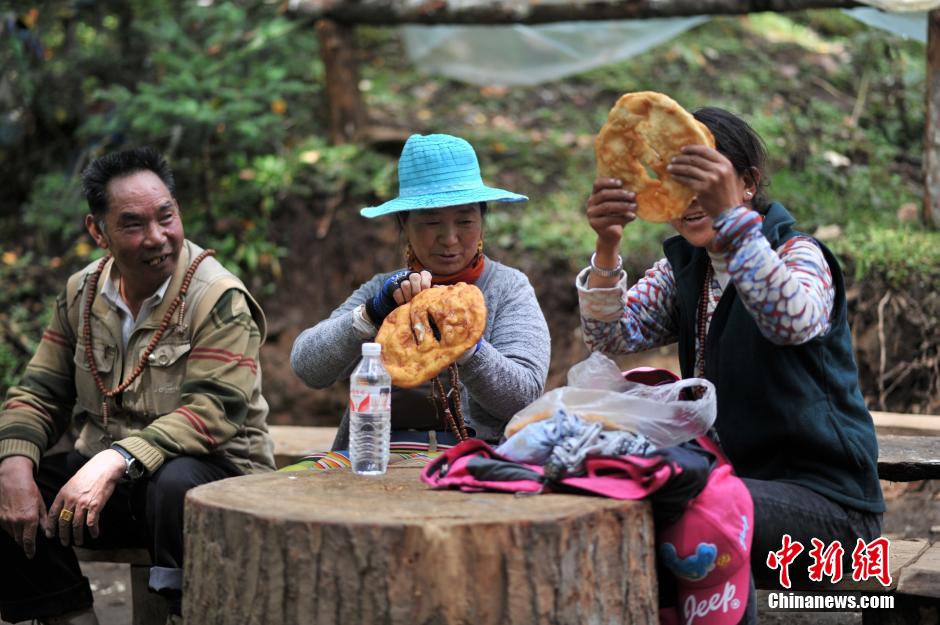 The road to the ‘Holy Waterfall’ of Mainri Snow Mountain