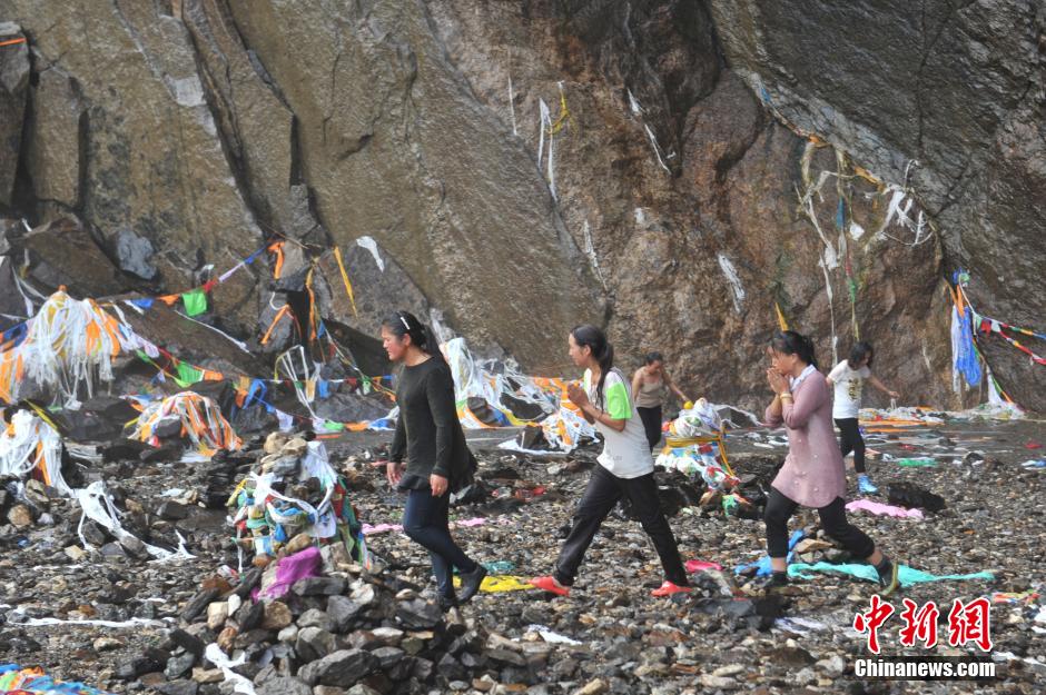 The road to the ‘Holy Waterfall’ of Mainri Snow Mountain