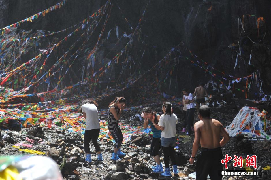The road to the ‘Holy Waterfall’ of Mainri Snow Mountain