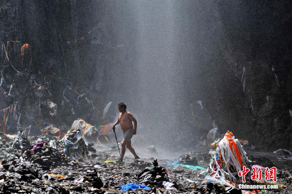The road to the ‘Holy Waterfall’ of Mainri Snow Mountain