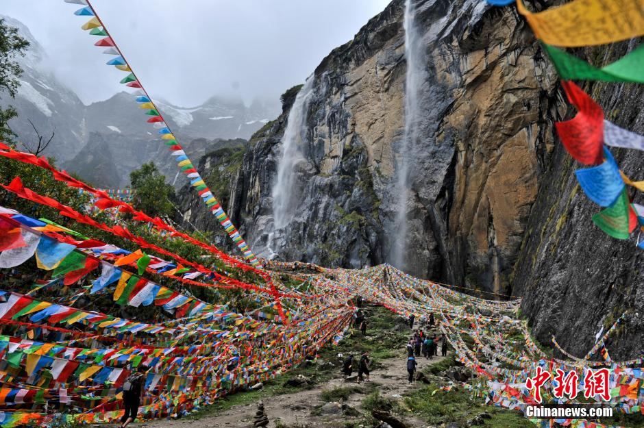 The road to the ‘Holy Waterfall’ of Mainri Snow Mountain