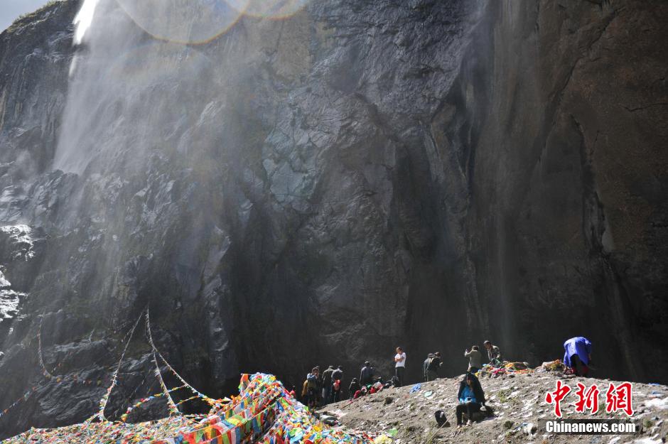 The road to the ‘Holy Waterfall’ of Mainri Snow Mountain