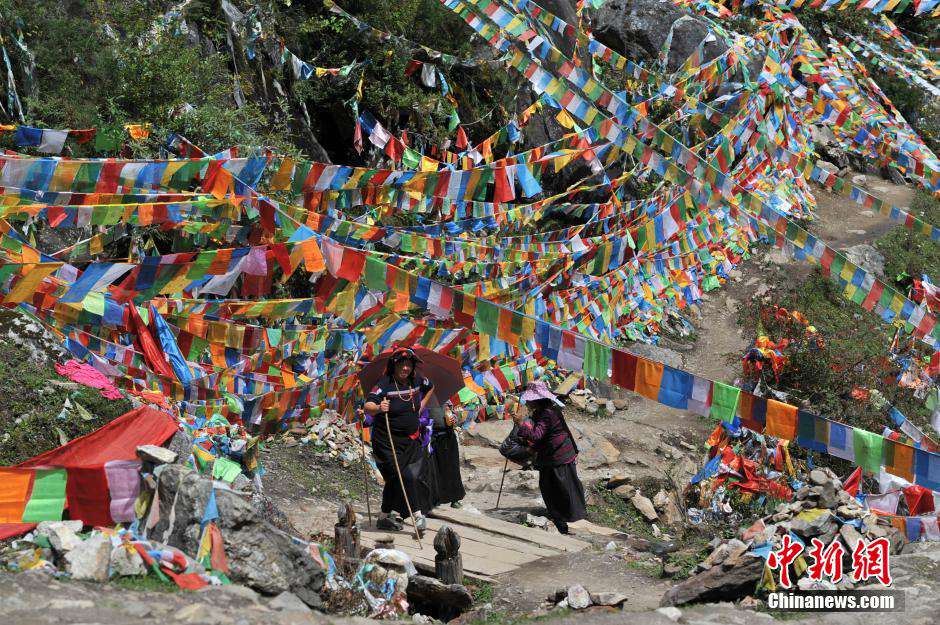 The road to the ‘Holy Waterfall’ of Mainri Snow Mountain
