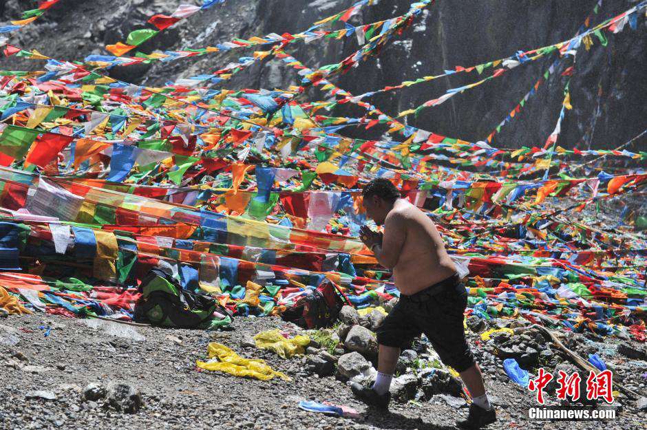 The road to the ‘Holy Waterfall’ of Mainri Snow Mountain