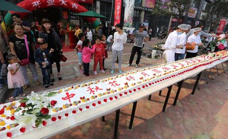 2,000 people share a 300kg cake in Anyang