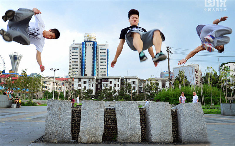 Cool! Parkour players!