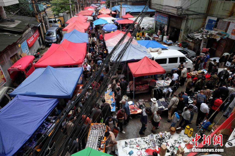 Seeking memory in a 40-year-old market street in SW China