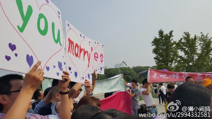 Policeman proposes to girlfriend at the finish line of Beijing Marathon