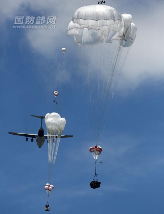 Cool training pictures of Chinese airborne troops