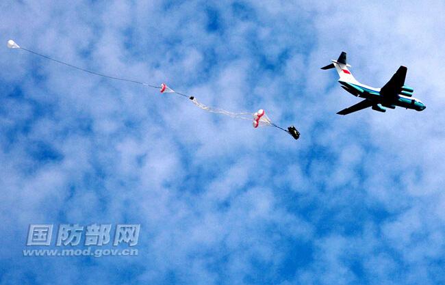 Cool training pictures of Chinese airborne troops