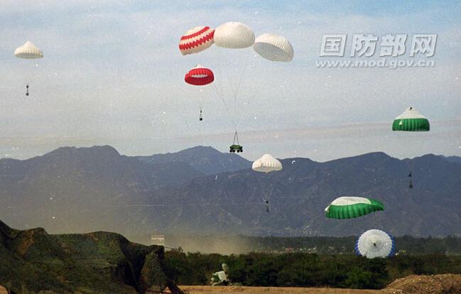 Cool training pictures of Chinese airborne troops