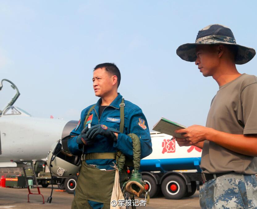 China's air force holds confrontation training: J-11 VS. J-8F