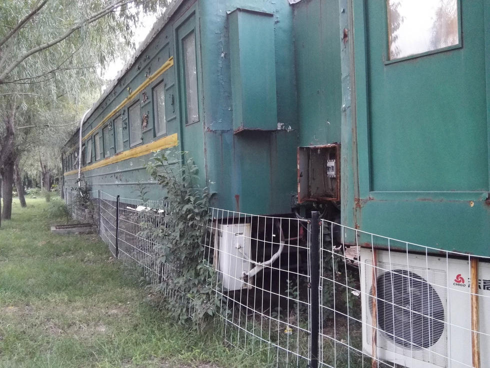 School in Zhengzhou transforms train cars into dormitory