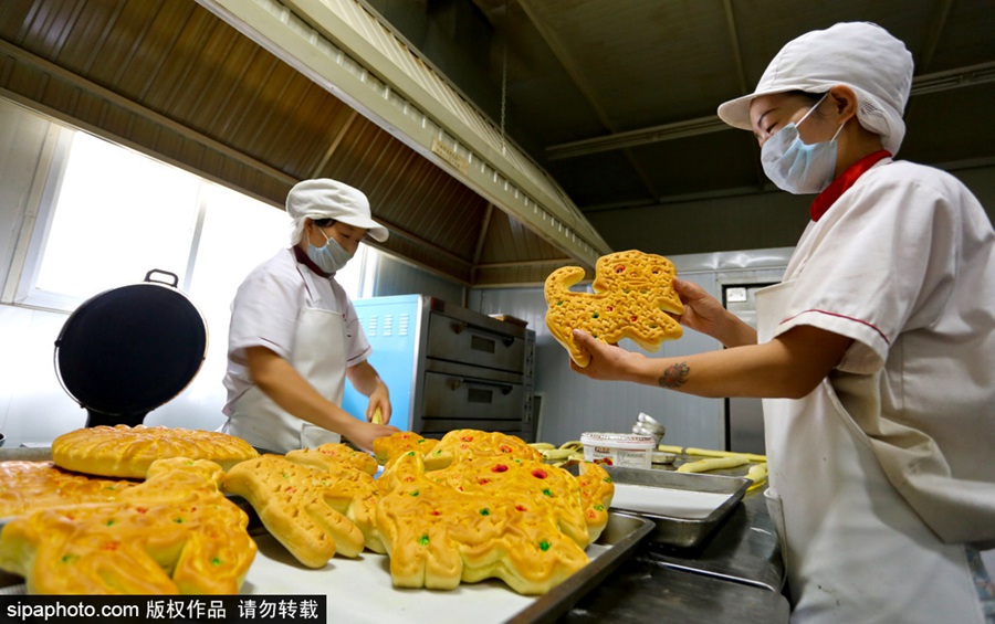 Traditional moon cakes with 1,000-year history 
ready for the festival