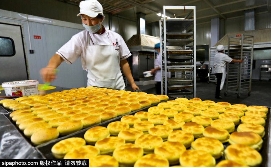 Traditional moon cakes with 1,000-year history 
ready for the festival