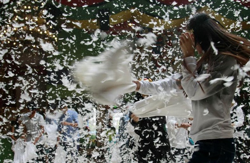 Workers of scenic spot in Hangzhou stage pillow fight