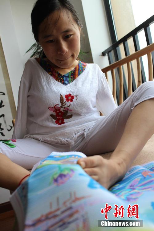 Armless girl does cross-stitch embroidery with her feet