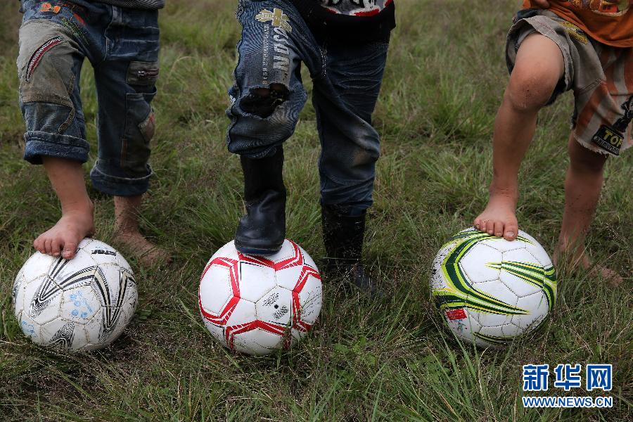 Football dreams of students in a primary school in mountainous area