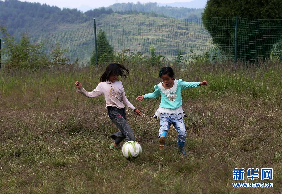 Football dreams of students in a primary school in mountainous area