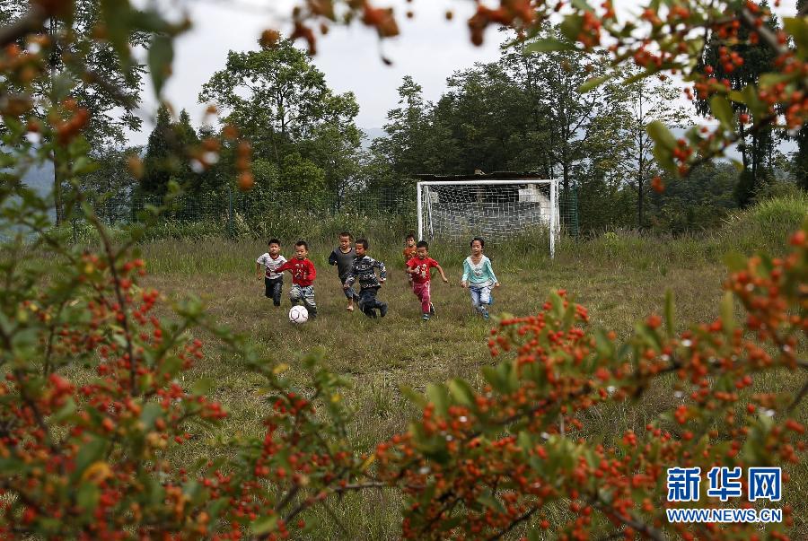 Football dreams of students in a primary school in mountainous area