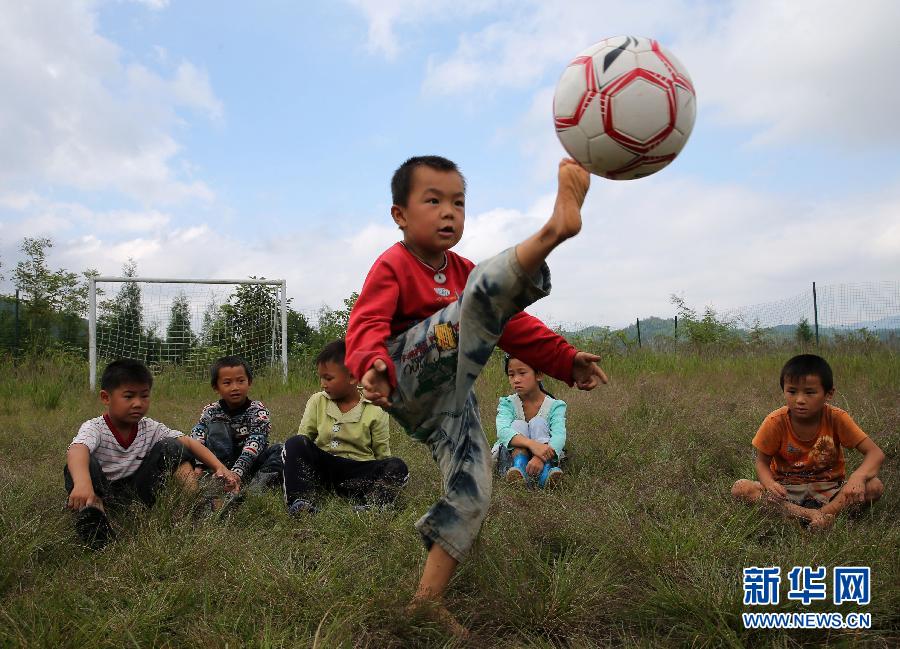 Football dreams of students in a primary school in mountainous area