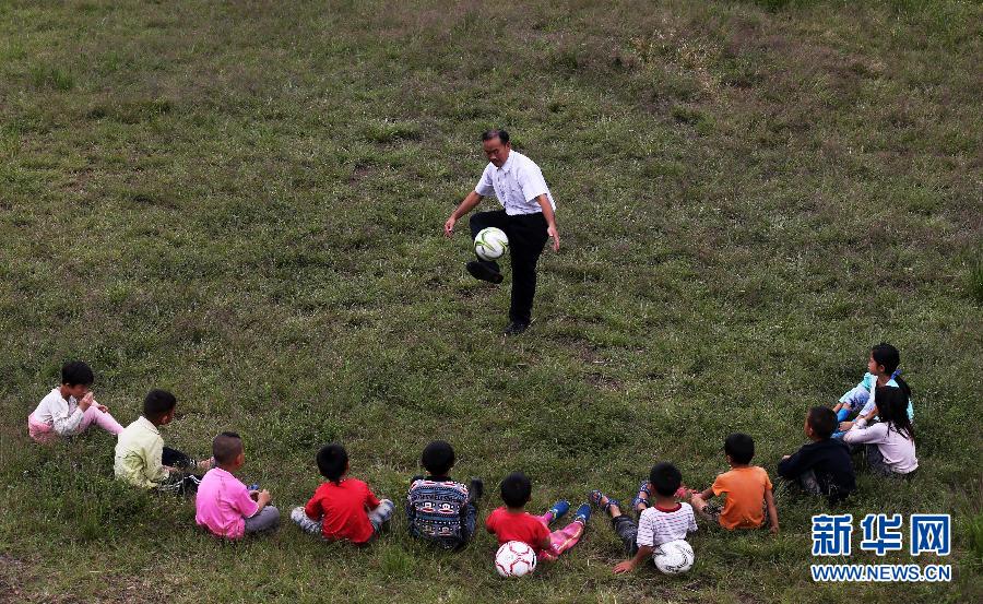 Football dreams of students in a primary school in mountainous area