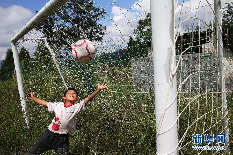 Football dreams of students in a primary school in mountainous area