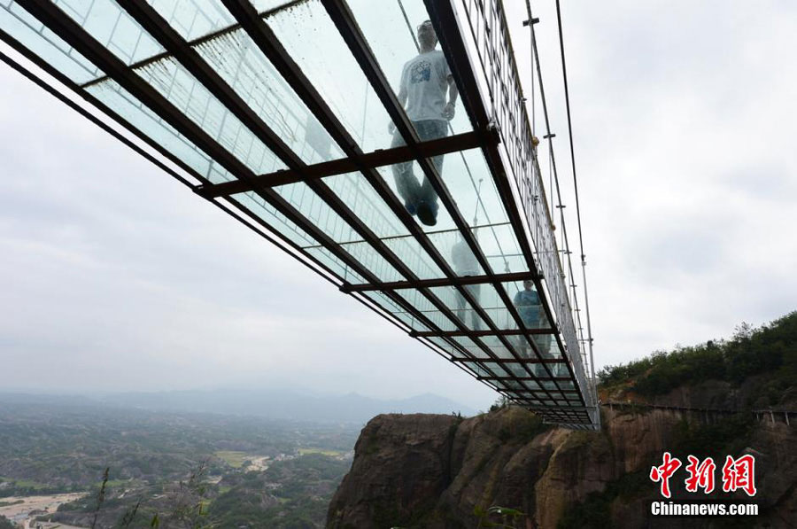 First Glass Suspension Bridge in China Opens to Visitors