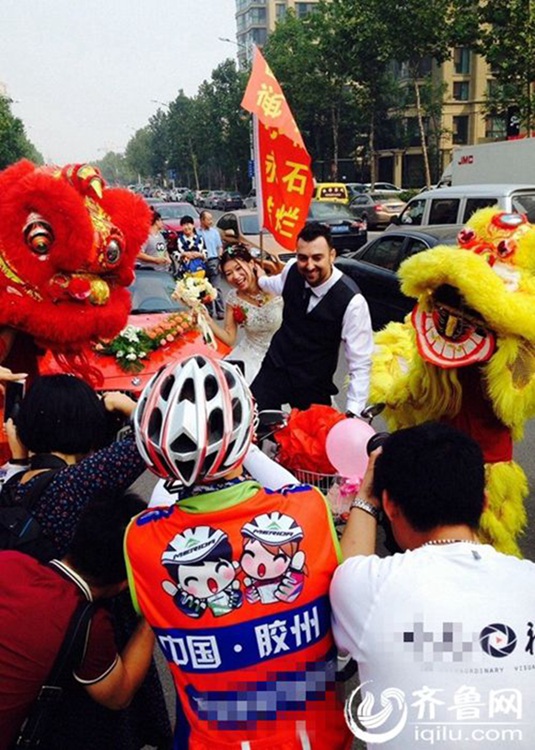 Canadian man gives bike wedding for his Chinese bride