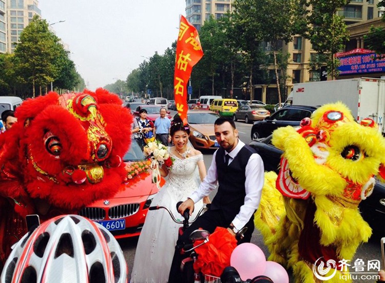 Canadian man gives bike wedding for his Chinese bride