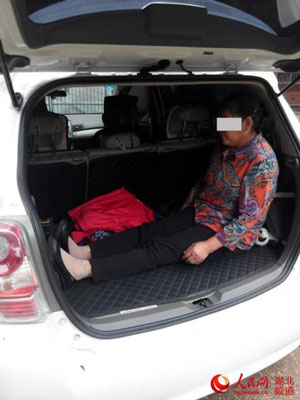 Man asks mother to sit in trunk to make place for his son