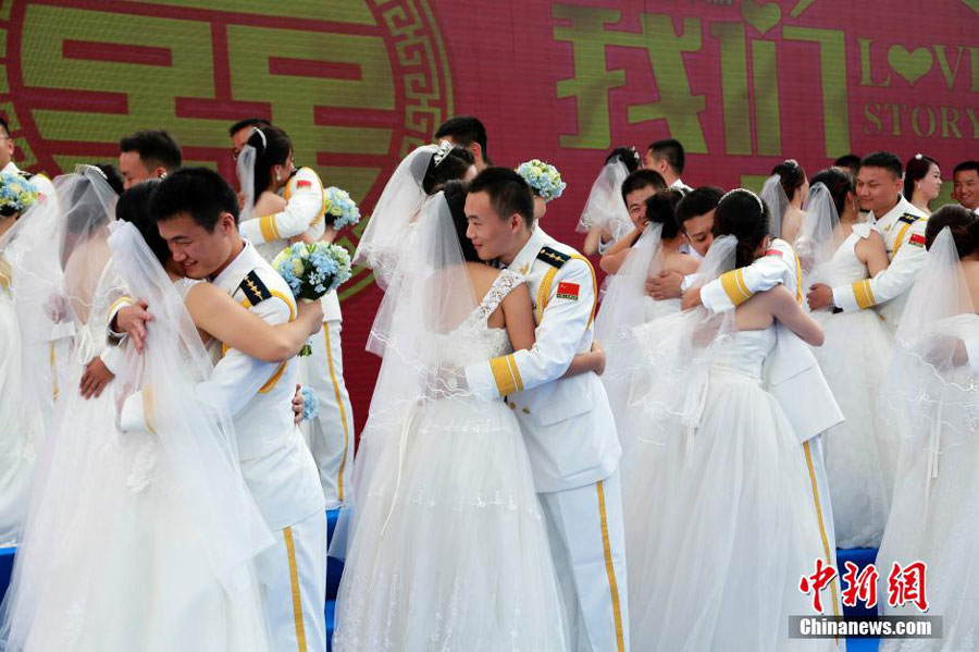 Chinese Navy Holds Group Wedding for Sailors