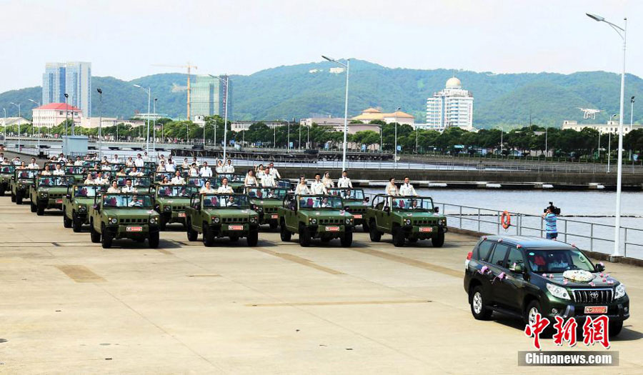 Chinese Navy Holds Group Wedding for Sailors