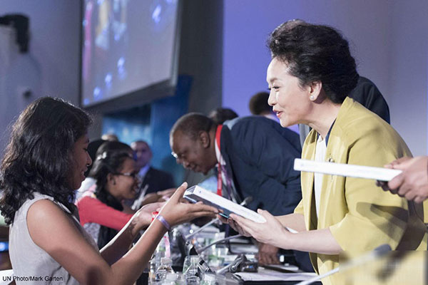 First Lady Peng delivers speech in English at UN
