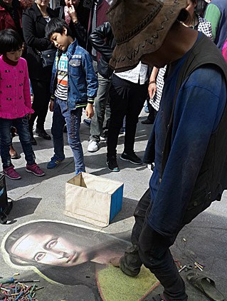 Armless street artist draws Mona Lisa with foot