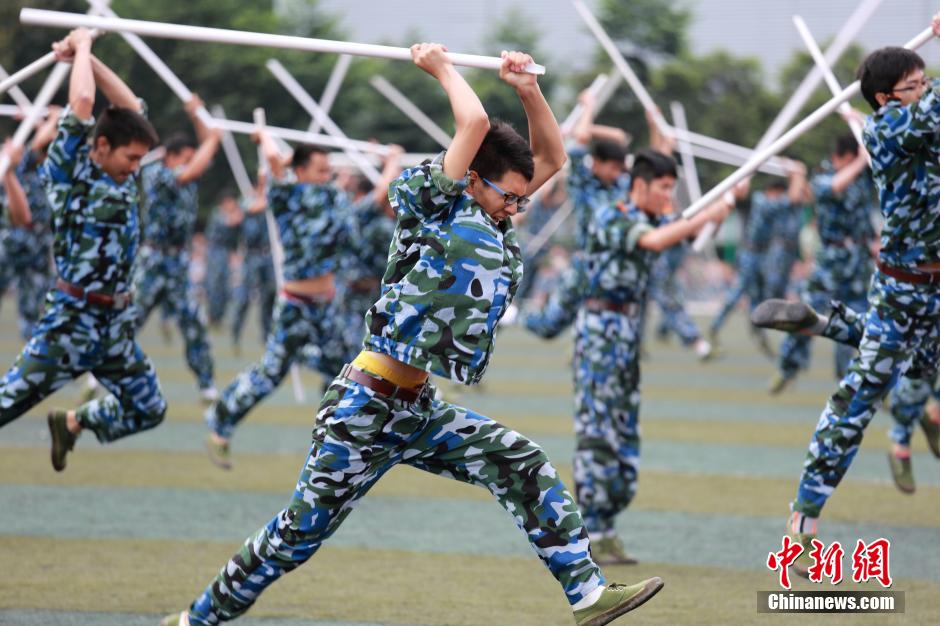 College freshmen give wonderful military skills performance